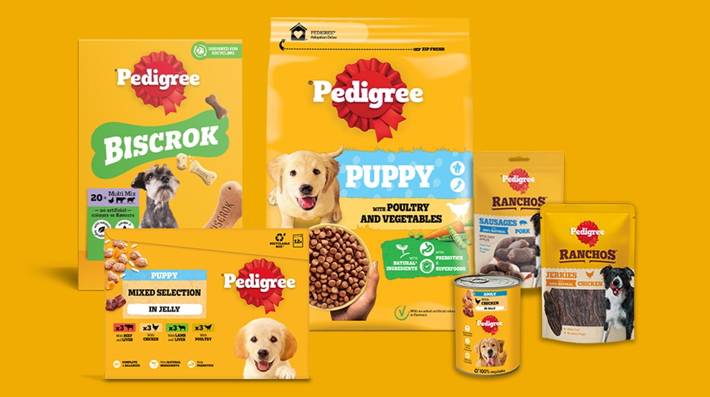 Bild von Verpackungen aus dem Pedigree Hundefutter- und Snacksortiment.